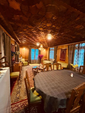 Lucky Kashmir Heritage Houseboat